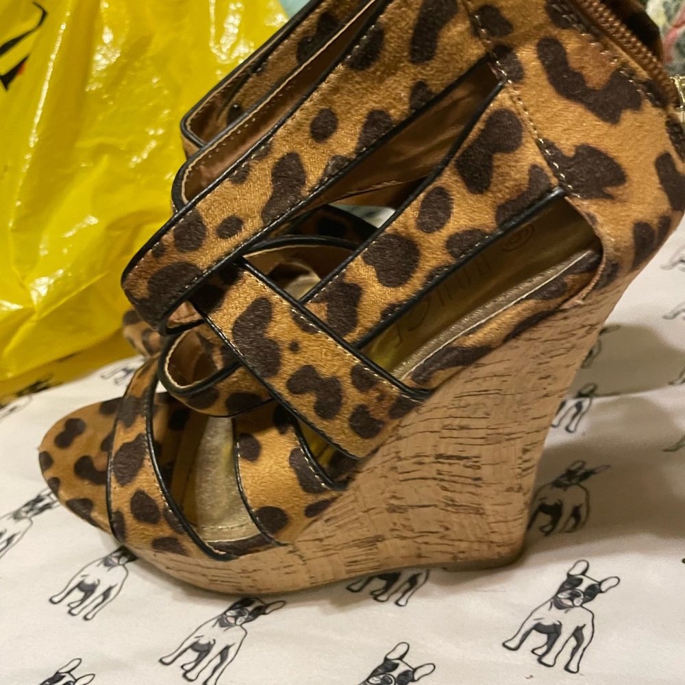 Used once high heels leopard print size 6